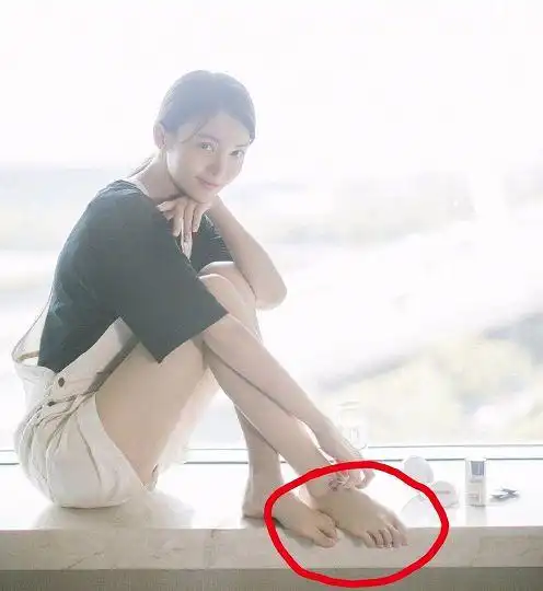 金晨晒与按摩袜合影却意外暴露这个优点