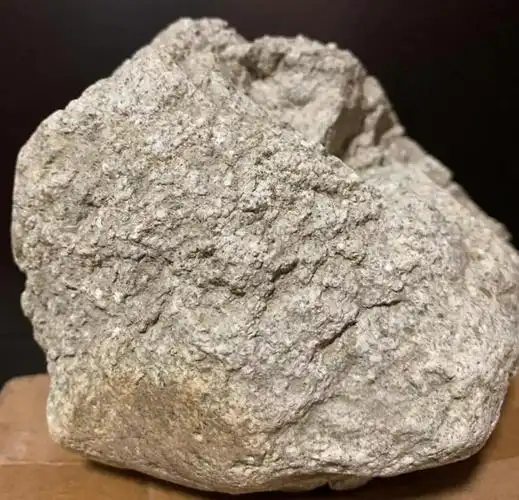 展示一块月球玄武岩陨石