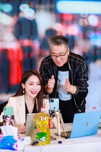 贺冬冬背后的男人喊话:"你单场直播破亿,我送1个亿!