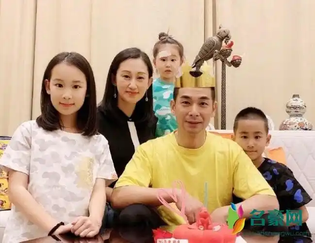 赵文卓晒全家福庆生 男神比v卖萌自拍十分可爱