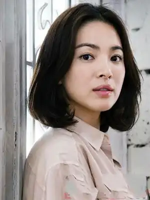 35岁女士短发发型图片而那荡漾在脸颊的短发更是可