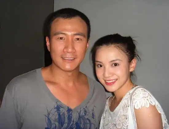 小宋佳明艳亮相派对 与好友胡军刘嘉玲相见欢