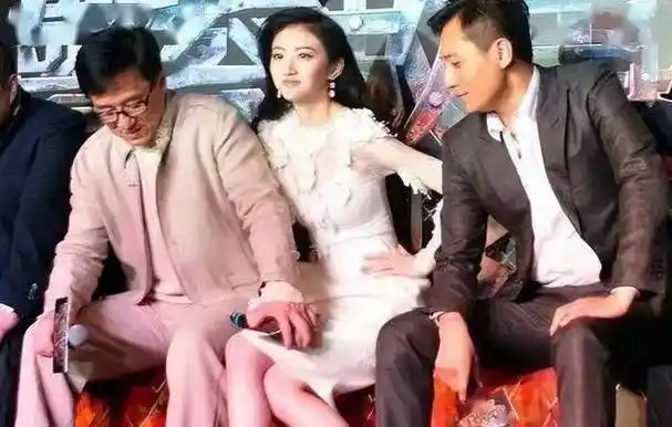 还有人说是成龙,还有人说是景甜有显赫的家世.