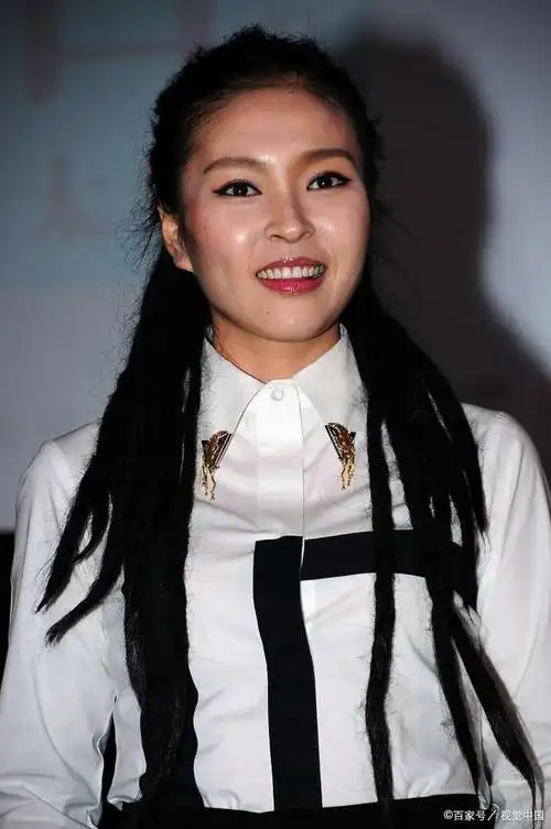 在近日,知名歌手毕夏首次公开露面,引起了公众的广泛关注.