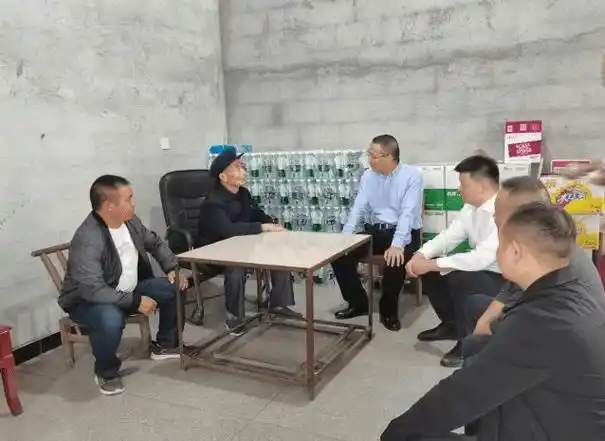 校纪委书记徐良益带队赴来凤调研乡村振兴工作