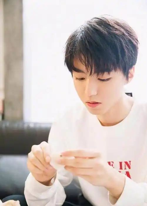 王俊凯用一头帅气的发型,不管正装还是私服都能很好的驾驭_时候_刘海