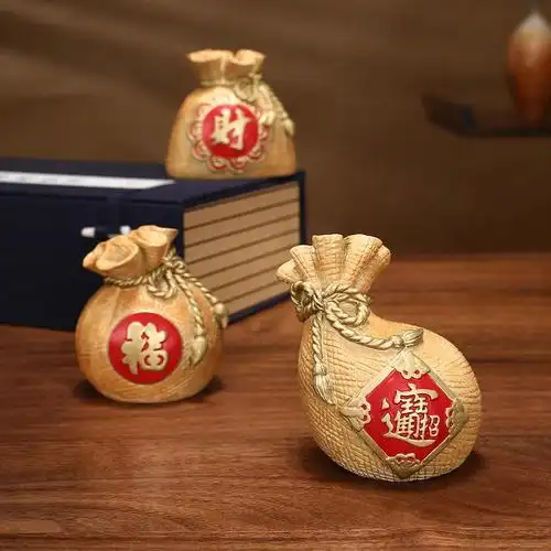 福袋最早的原型就是钱袋,古时人们把钱财放在一个手工缝制的布包里