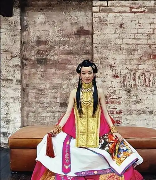 萨顶顶整容改姓强行装嫩,卸妆秒变路人大妈|柳岩|金星|军校|军训|丁太