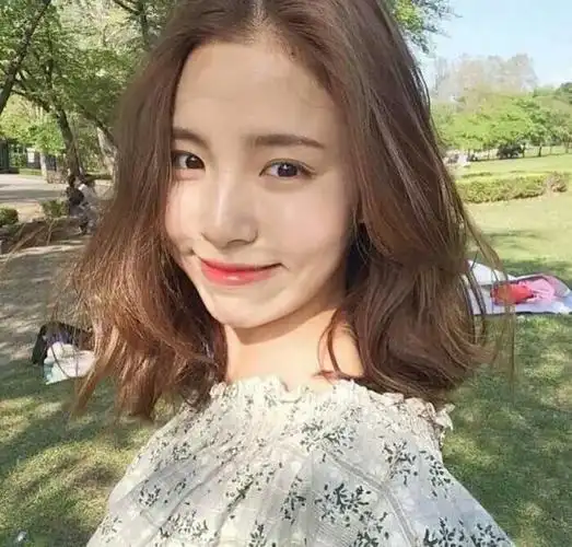 长发发型也是胖妹妹比较常见的一款造型哦,厚重感刘海可以展现出女生