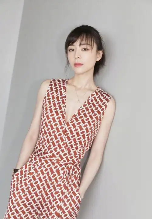 她为演戏不择手段,传言插足多对恋情,却从影后演成网剧配角!