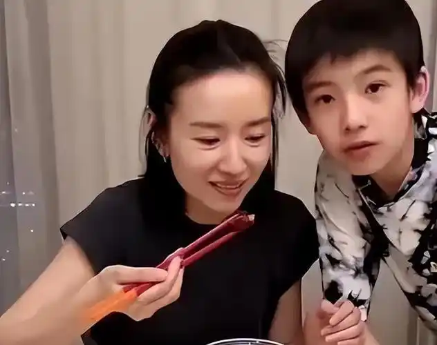 就是董洁和潘粤明的事情了,两个人竟然高调复合,一下子惊呆了吃瓜群众