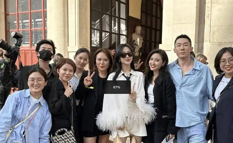 经纪人区别对待刘诗诗与杨紫引争议,一个穿当季高定一个穿过季_时尚