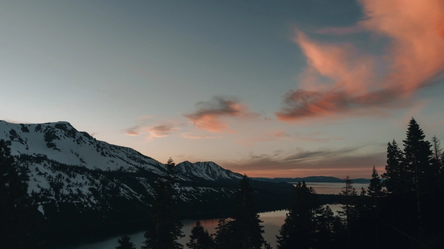 唯美黄昏湖泊美景桌面图片壁纸