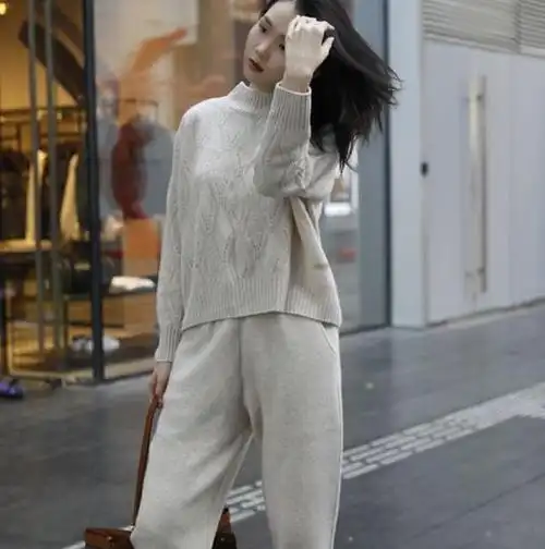 1,萝卜裤搭配针织毛衣萝卜裤是很适合搭配针织上衣的,就比如适合搭配