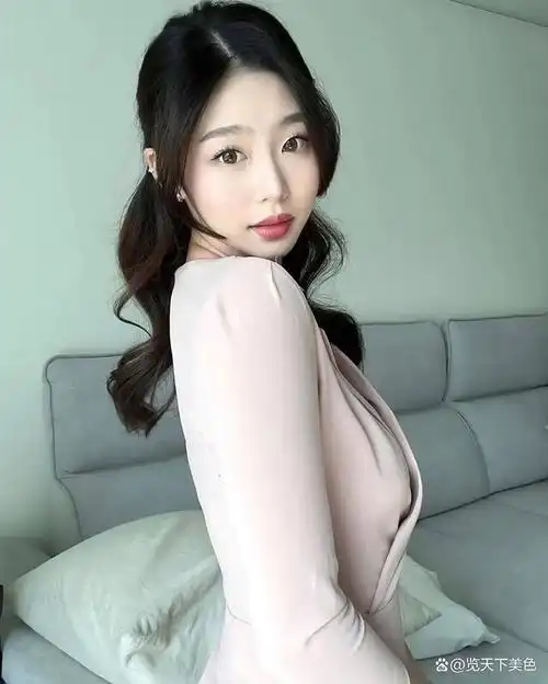 ins美女|韩国网红新人,成熟性感与可爱风兼具