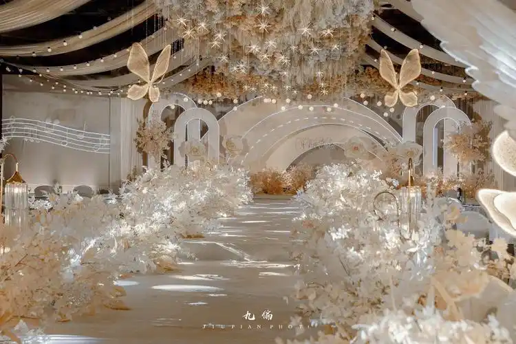 香槟色全厅吊顶婚礼布置现场