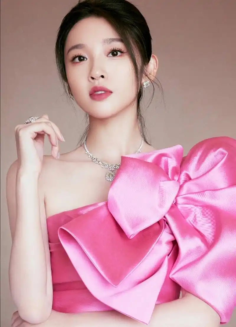 清纯甜美,娴静优雅的#唐艺昕# 一袭粉色露肩花朵裙,肤白貌美的容颜