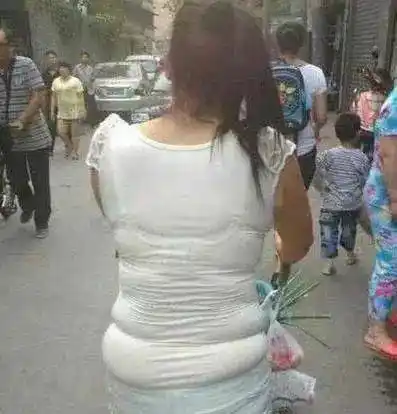 胖大姐,你也算是神人了,一件衣服硬是让你穿成了毛毛虫!