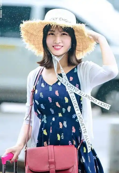 开朗女孩twicemomo的12张机场穿搭照青春的气息