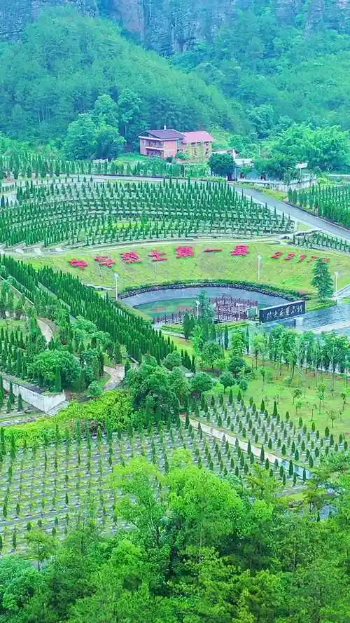 这里是中华烈士第一县——兴国县烈士陵园,长眠着23179烈士惊久高铁为