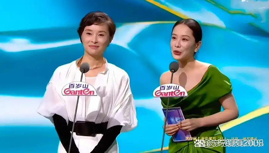 海清回应白玉兰怨妇,她与吴越一起作为白玉兰颁奖嘉宾,她在颁奖前做了