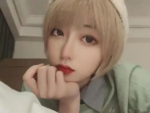 咬米在视频里喜欢扮演一个网管,借由网管的身份来拍摄段子,讲述和来