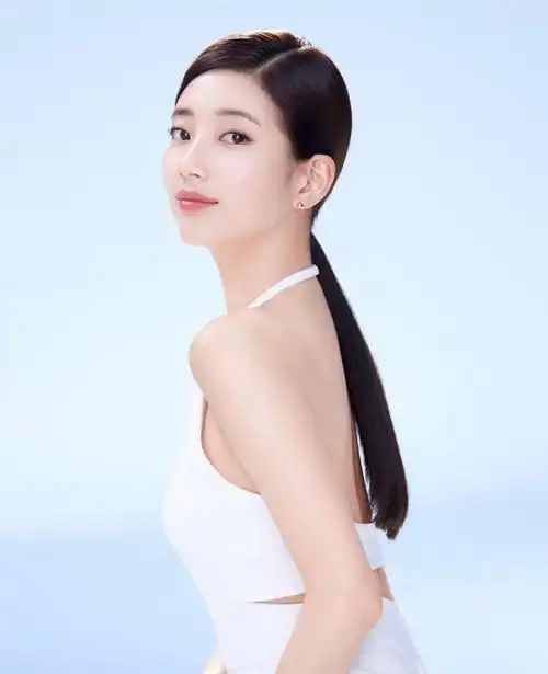 是极少数高学历,非科班出身的演员,本身以广告模特出身的她,曾出演多