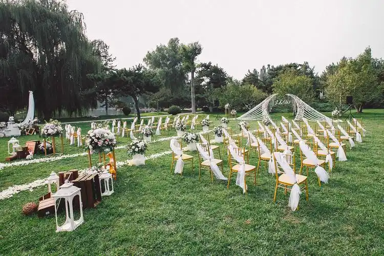 白粉色系草坪婚礼甜蜜旅行