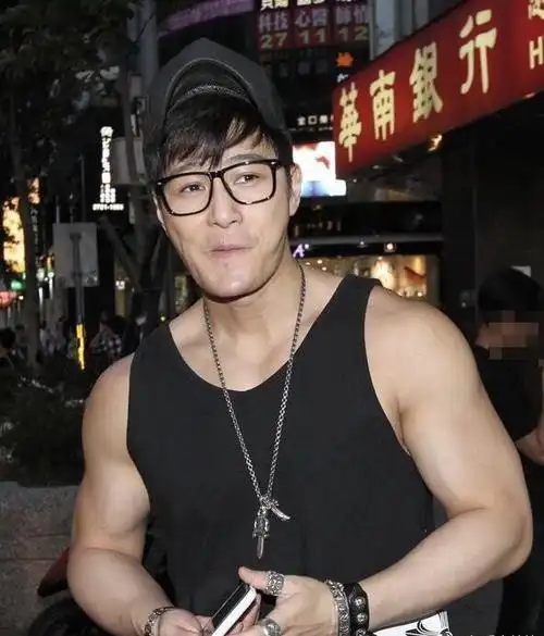 惊人!许绍洋近照变成大块头肌肉男,与往日斯文儒雅形象相差太大