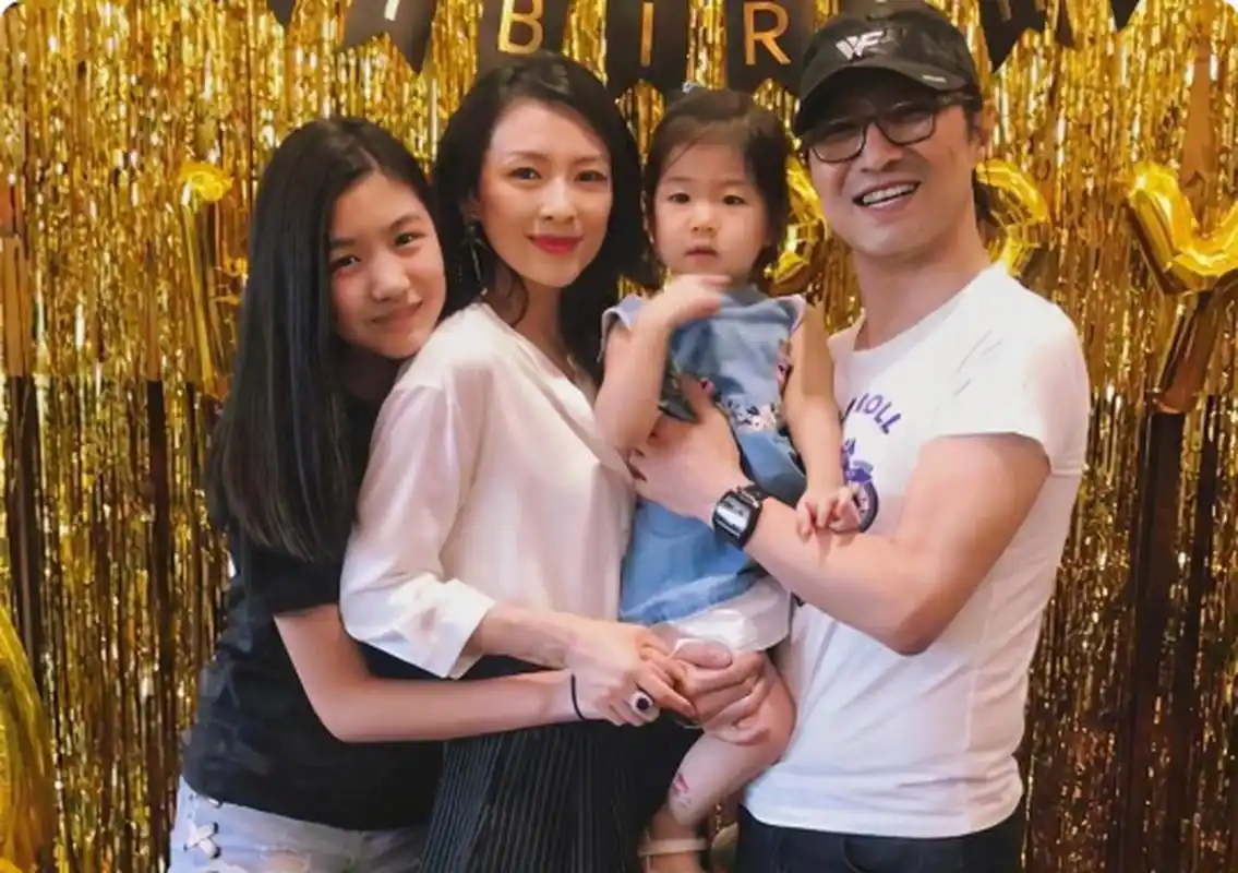 葛荟婕在直播时突然大爆汪峰猛料,接着又大哭,表示愧对女儿小苹果