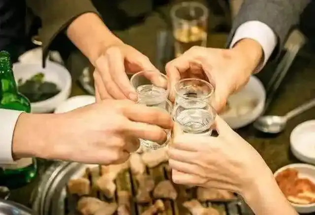 医生忠告:酒桌上,若碰到一喝酒就脸红的人,尽量要远离