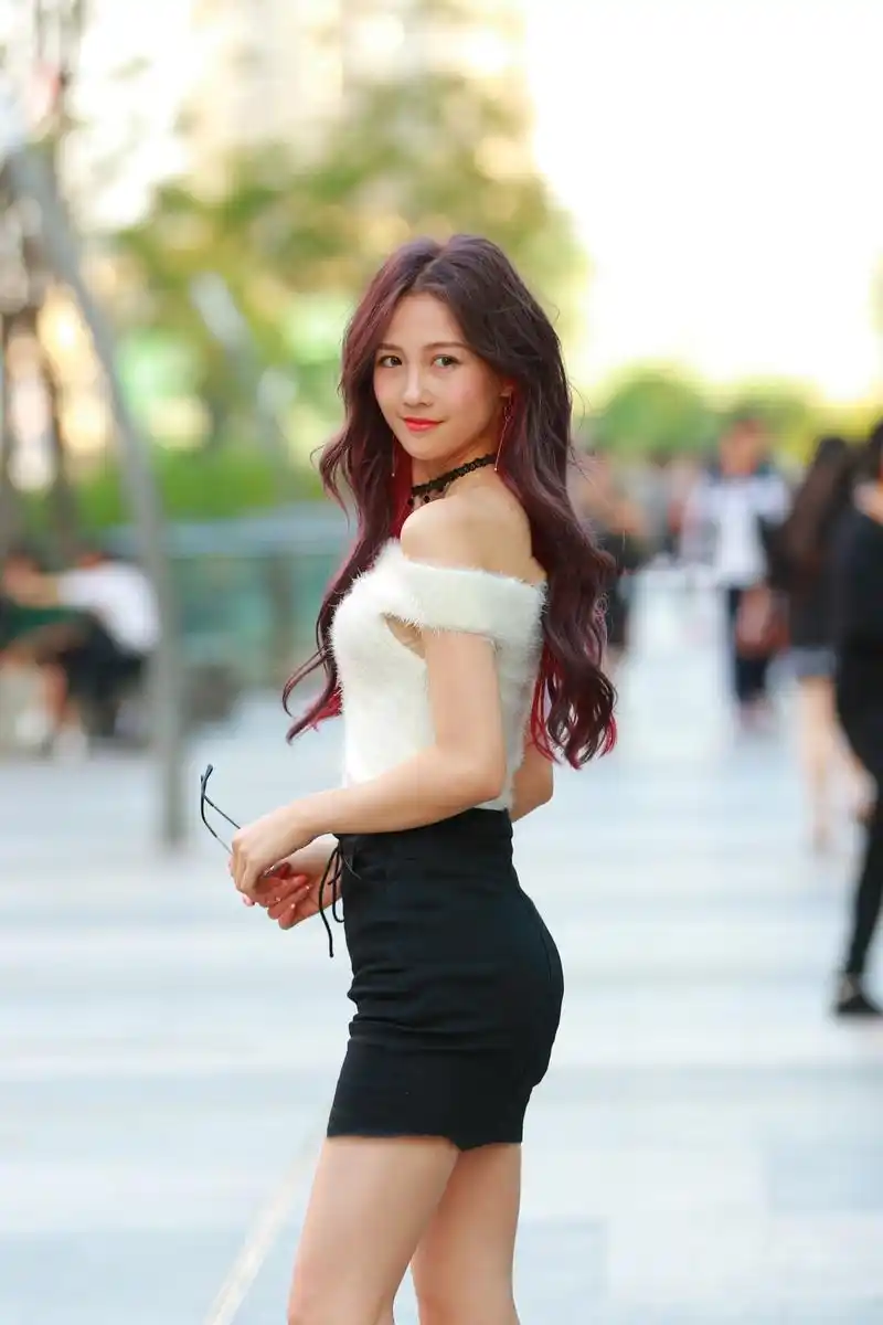 街拍:文雅端庄的气质型美女