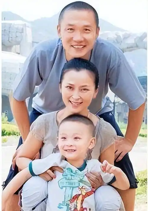 黄志忠:分手相爱13年的何音,52岁依旧单身,有柯蓝陪伴不孤单_工作