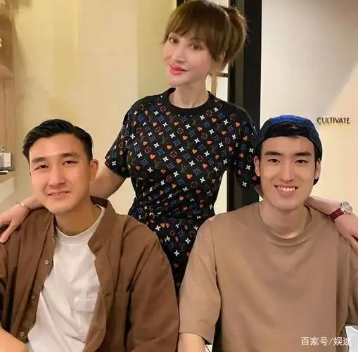 57岁薛芷伦罕晒家庭照,曾患癌致脸部变形,俩儿子太像前夫马清伟