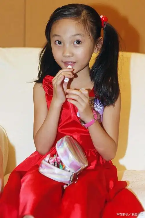 2008年,九岁的林妙可凭借在北京奥运会开幕式上的独唱《歌唱祖国》