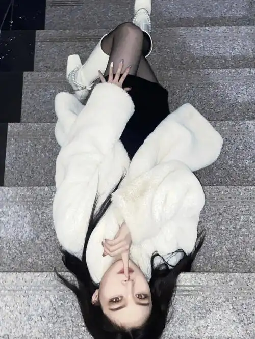 楼道躺着拍真的太太太有感觉了辣妹拍照