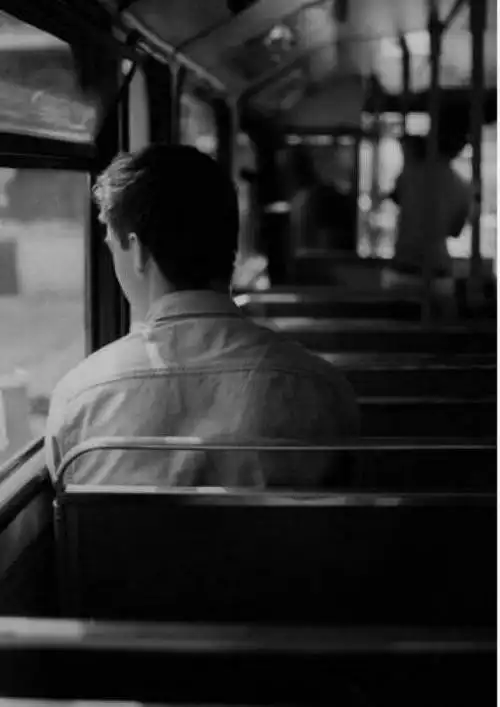 伤感背影黑白图片 你我已陌生_唯美图片_我要个性网