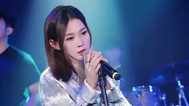 阿悠悠翻唱《西海情歌》太好听,说好的爱我呢,都最后一个月了!