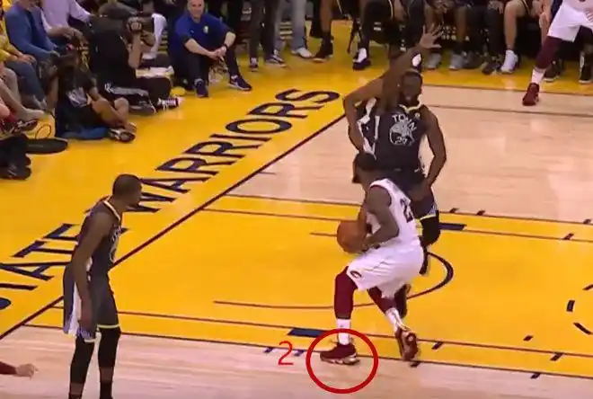 这一球到底是詹姆斯先走步还是追梦格林先犯规