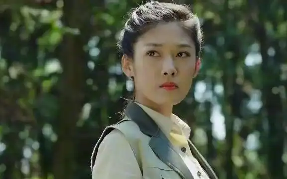 怒海红尘:飞雪敏锐察觉鬼子追兵,站起来反击,子弹正中要害