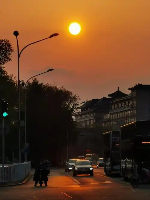 傍晚6点,夕阳下北京前门大街街景.