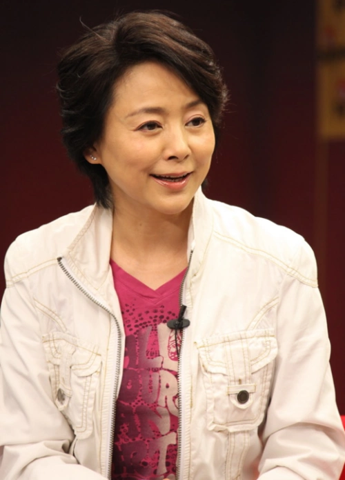 61岁张瑜近照:脸庞自然秀美,红裙子美过了刘晓庆