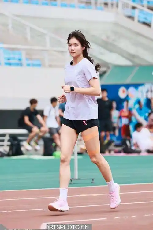 跨栏选手夏思凝在训练中长跑选手张德顺(右)在训练中运动员听枪训练