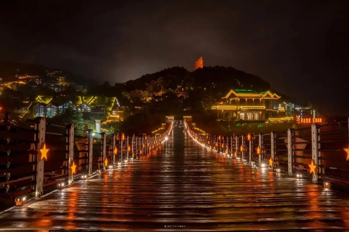 茅台镇夜景 听人说来到茅台 街头巷尾都是酒的味道 我还不信 当我来到