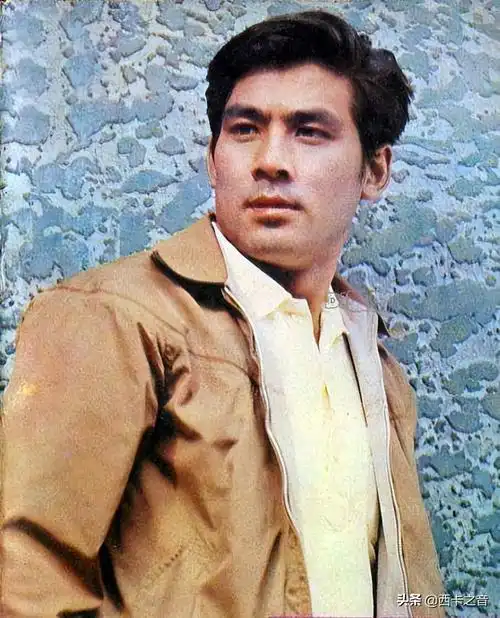 朱时茂年轻的时候真的是帅.浓眉大眼,高挺的鼻梁,一看就器宇不凡.