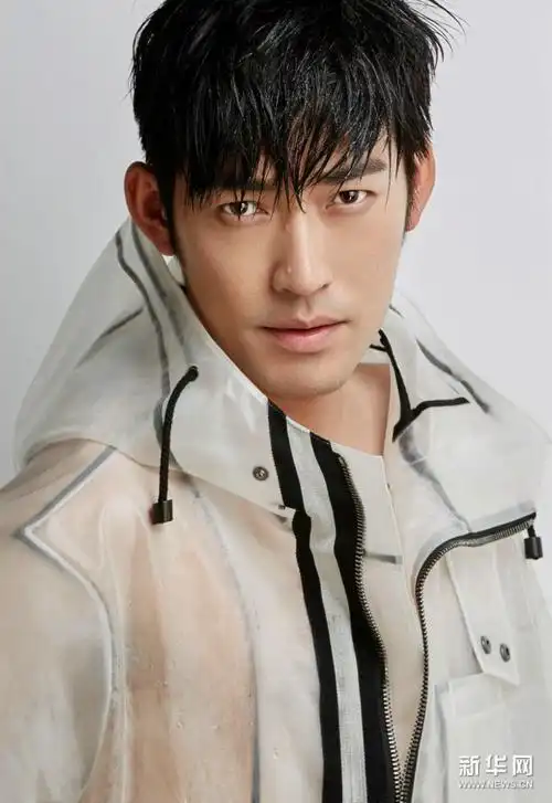 张博最新时尚大片 上演眼神杀