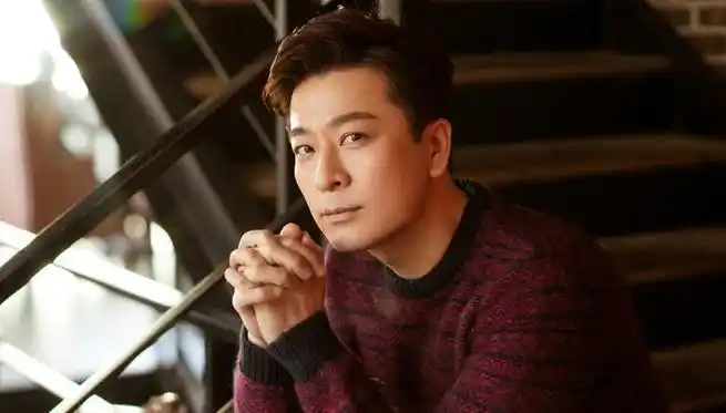 事实证明于毅不是消失了44岁的他正在另一个圈子里风生水起