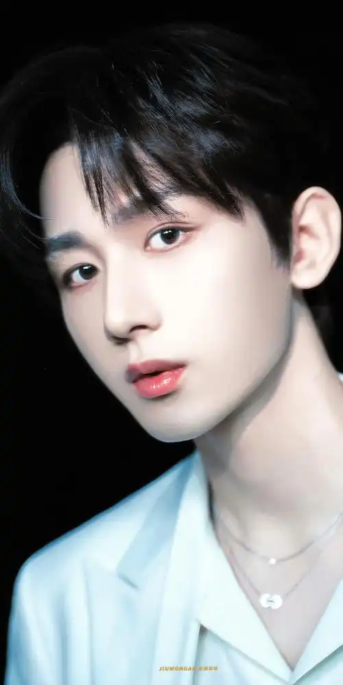 成毅白色飘带西装##成毅唱任逍遥