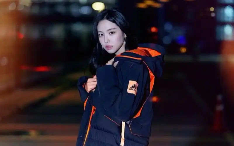 【孙娜恩】你娜尼姐代言的阿迪达斯"保洁外套"穿出时髦的感觉!