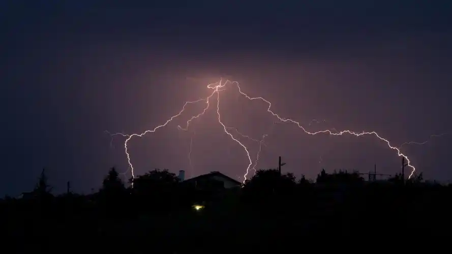 精选城市夜空闪电图片电脑桌面壁纸高清大图预览1920x1080_风景壁纸